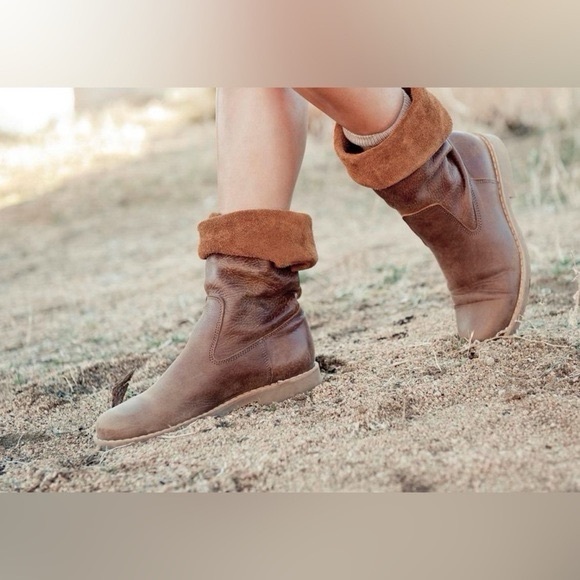 ROOTS brown leather fold over classic boots size 5 - Picture 1 of 13